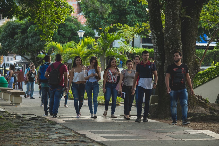 Estudiantes caminando por el campus Unibagué